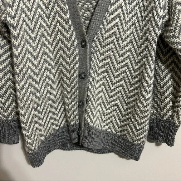 Vintage Jones New York Wool Blend Gray and Cream Chevron Cardigan size M Petite - Picture 3 of 7